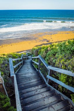 Ahşap merdiven Great Ocean Road üzerinde Bells Beach denizde olacak