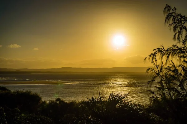 Queensland Avustralya'da on yedi yetmiş 1770 defne üzerinde gün batımı