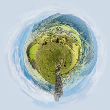 Panorama Pierre-Chatel ve Isere Fransa, dağların üzerinde küçük gezegen görünümü