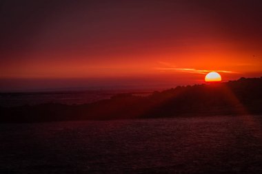 Erdeven Fransa Bretagne bölgesinde kırmızı günbatımı