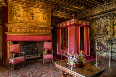 Gölgelik yatak kırmızı ve altın şömine Chenonceau kale
