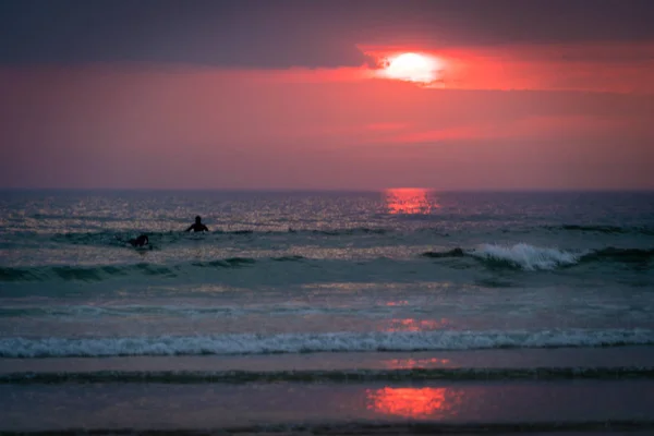 Surfování Surfaři Moři Při Západu Slunce Západu Slunce Červená — Stock fotografie