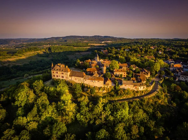 Loubressac encaramado pueblo vista aérea en la región de Occitanie — Foto de Stock