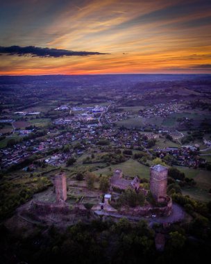 Saint Laurent les tours kale şehir ışıkları ile alacakaranlıkta