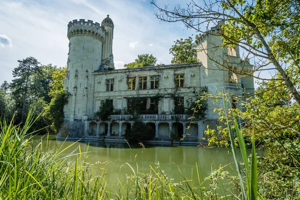 Romantico castello in rovina della mothe-chandeniers in Francia — Foto Stock