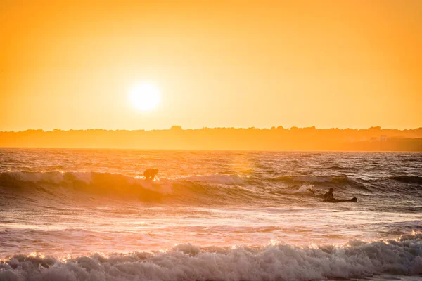 Surfování v západu slunce v Bretani ve Francii v létě — Stock fotografie
