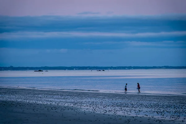 Děti na dovolené ve Francii, hrál v oceánu v Mousterlin — Stock fotografie