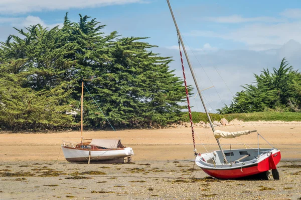 Pequeños veleros varados y varados en la playa de Bretaña — Foto de Stock