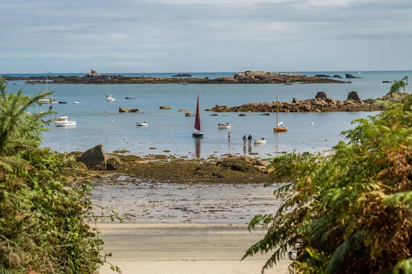 Veleros en el océano en la isla de Callot en Bretaña — Foto de Stock