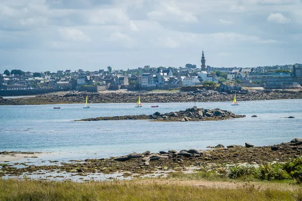 Roscoff vista desde la isla de Batz en Bretagne — Foto de Stock