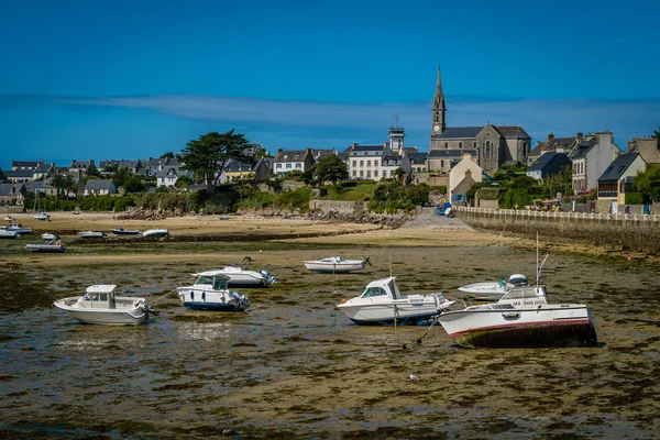 Barcos en marea baja en la isla de Batz en Bretagne, Francia — Foto de Stock