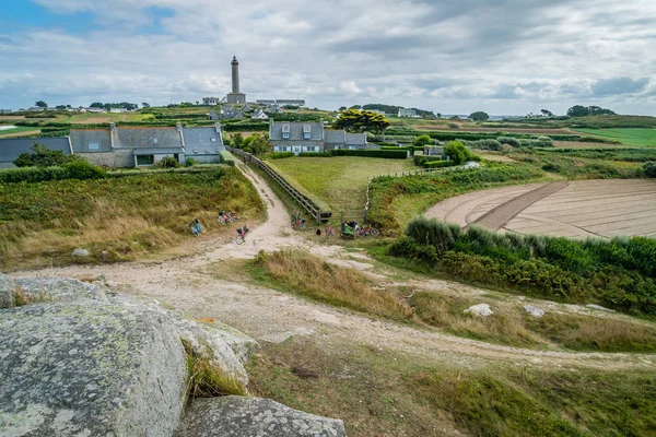 Fyrtårn og hus på Batz Island i Bretagne om sommeren – stockfoto