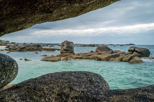 Pobřeží skalnaté žuly Meneham v Bretani ve Francii — Stock fotografie