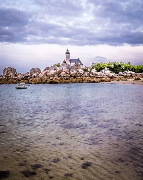 Hermoso faro Pontusval en Bretagne en Francia — Foto de Stock