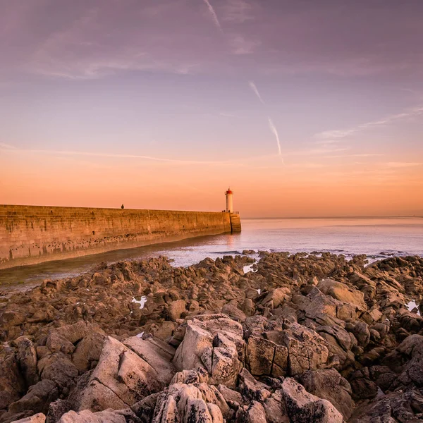 Faro de la audiencia en la puesta del sol en el verano en Bretaña — Foto de Stock