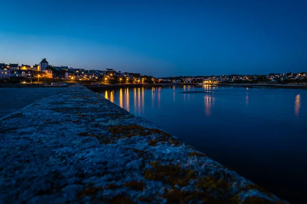 Audiernes ciudad y puerto por la noche con luces encendidas en Bretagne — Foto de Stock