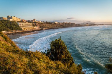 Biarritz'deki denizde Cote des Bask Surfers