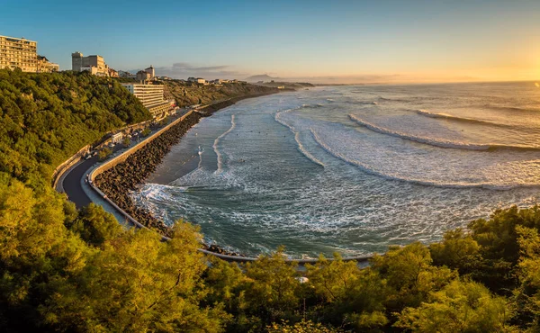 Gün batımında Biarritz'deki Cote des Bask Panoraması
