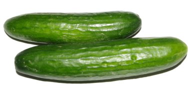 Beyaz arkaplanda taze salatalık izole edilmiş.