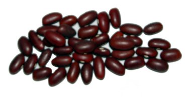 Çiğ kırmızı böbrek fasulyesi. Beyaz arka plan.