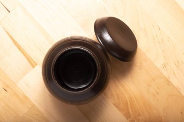 masanın üzerine kavanoz