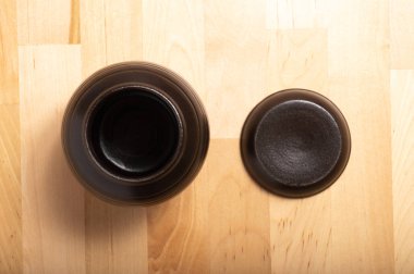 masanın üzerine kavanoz