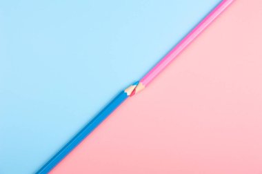 mavi ve kırmızı zemin üzerine mavi ve kırmızı renk kalem