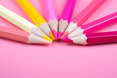 kırmızı bir arka plan üzerinde renkli kalemler