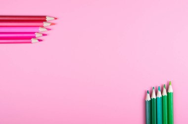 kırmızı bir arka plan üzerinde renkli kalemler