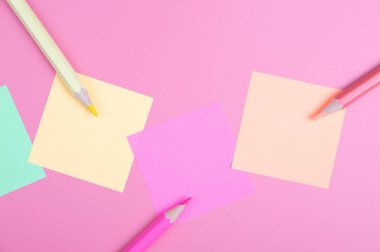 renkli kalemler ve kırmızı bir arka plan üzerinde renkli kağıt