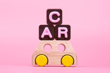 Çikolata oyuncak araba araba kazınmış