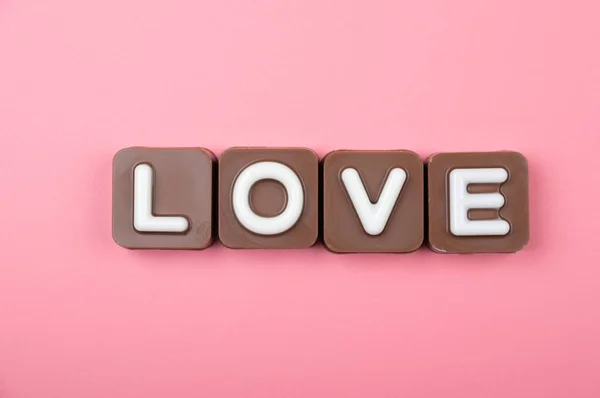 Amor Grabado Chocolate Sobre Fondo Color —  Fotos de Stock