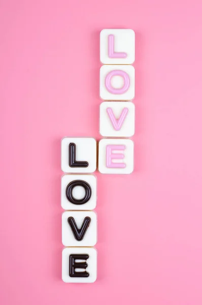 Любовь Выгравированная Шоколаде Цветном Фоне — стоковое фото