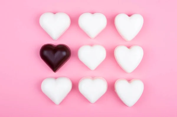 Chocolat Blanc Noir Coeur Sur Fond Coloré — Photo