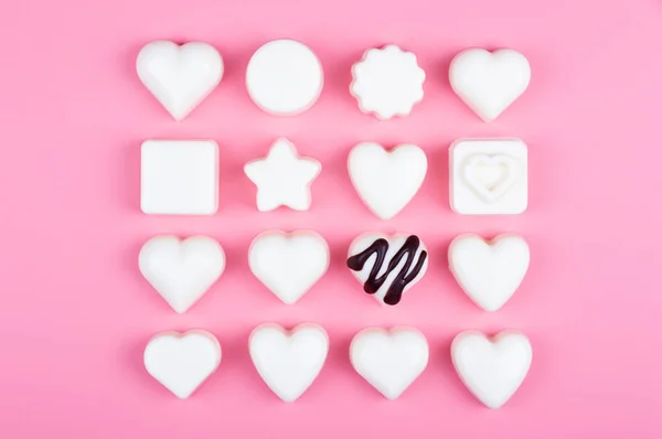 Белый Шоколад Сердца Цветном Фоне — стоковое фото