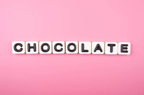 チョコレート色の背景上に刻まれたチョコレートは — ストック写真