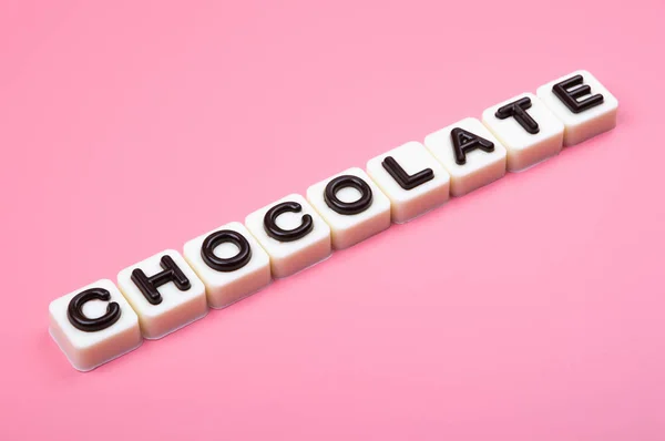 Chocolade Gegraveerd Chocolade Gekleurde Achtergrond — Stockfoto