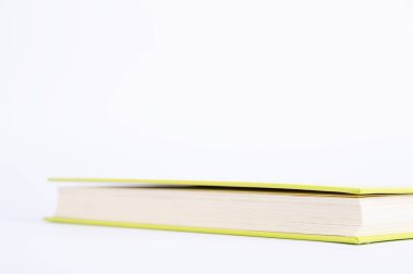 Beyaz arka plan üzerinde kitap