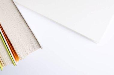 Beyaz arka plan üzerinde kitap