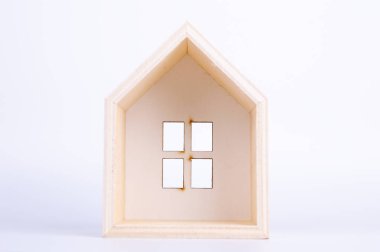 Beyaz arka plandaki oyuncak evi