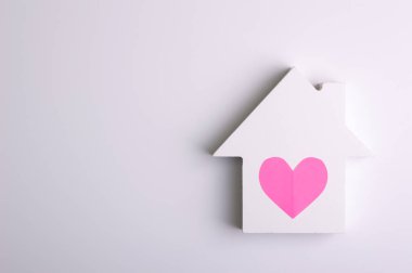 Beyaz arka plandaki oyuncak evi