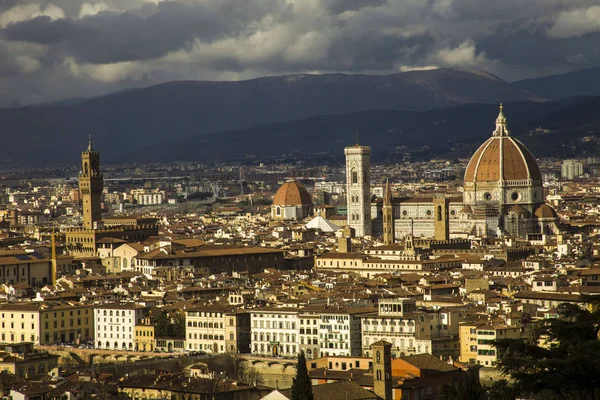 İtalya, Tuscany, Florence, katedral ve Giotto çan kulesine, bulutlu gün ile kenti.