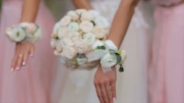 Bir gelin ve pembe elbiseler onların buketleri elinde nedime.