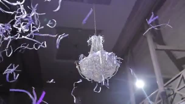 Rayas de papel volando por todas partes. Muestra de papel en la fiesta . — Vídeo de stock