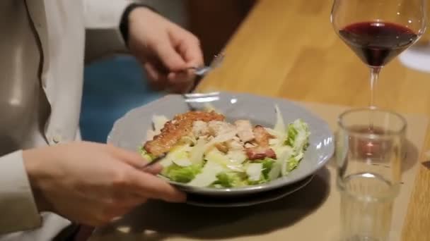 Grilled chicken and vegetables salad. Man prepare to eat the Cesar salad — Stock Video