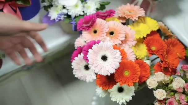 Чоловік вибирає тип квітів для букета для своєї дружини в квітковому магазині — стокове відео