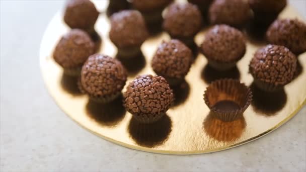 Pastel de chocolate festivo aparece con aspersiones de cerca sobre la mesa — Vídeo de stock