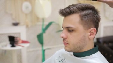 Salonda erkek saç modeli. Berber dükkanında erkek saç şekillendirme. Kuaförlük bitirmek