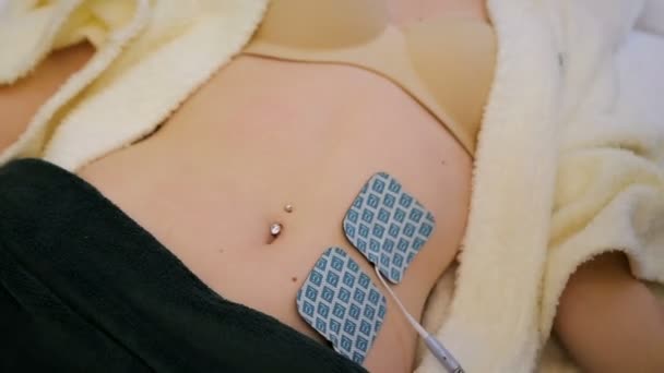 Close-up shot van de vrouw op electro stimulatie therapie. Electro bio stimulering van dijen en billen. Verjongen therapie. Hardware cosmetologie. — Stockvideo