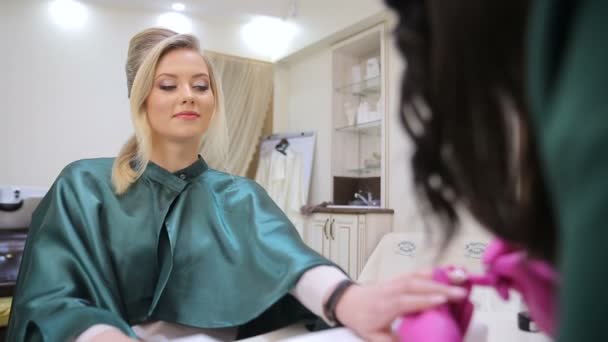 Manikür Yapan Kadın Manikürcü Tırnak Salonu Kız Manikür Yapma Nail — Stok video